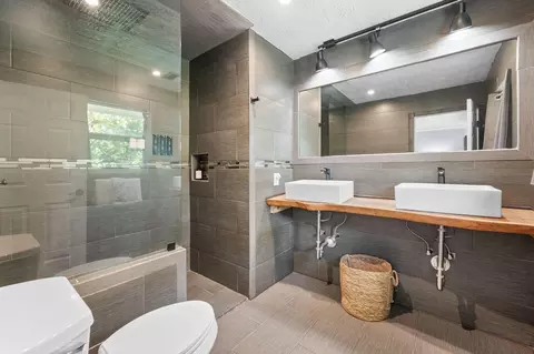 Bath - 581 12th St #KEY colony, Key Colony Beach, FL 33051 photo 2 of 2