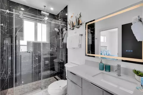 Bath - 835 837 Copa D Oro, Marathon, FL 33050 photo 2 of 5