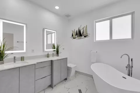 Bath - 835 837 Copa D Oro, Marathon, FL 33050 photo 5 of 5