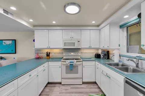 Kitchen - 135 Coco Plum Dr #4C, Marathon, FL 33050 photo 3 of 4