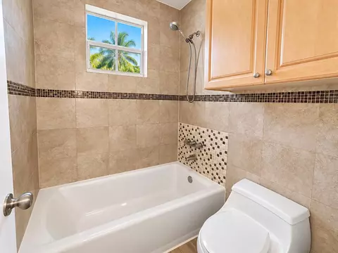 Bath - 23 Snapper Ave, Key Largo, FL 33037 photo 3 of 3