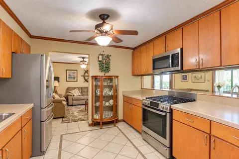 Kitchen - 545 Ixora Dr, Big Pine Key, FL 33043 photo 4 of 4