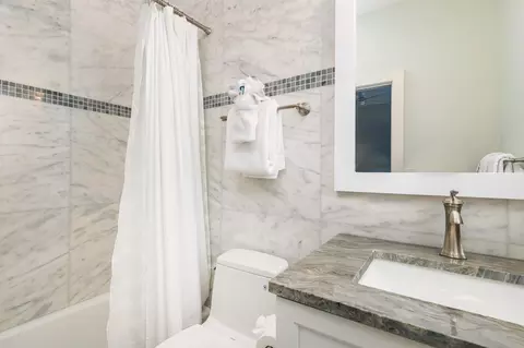 Bath - 117 Coco Plum Dr #D2, Marathon, FL 33050 photo 2 of 3