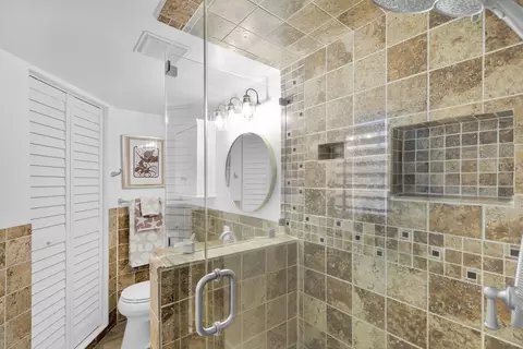 Bath - 970 95th Street Ocean Street Ocean, Marathon, FL 33050 photo 3 of 3