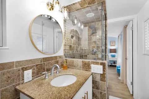 Bath - 970 95th Street Ocean Street Ocean, Marathon, FL 33050 photo 2 of 3