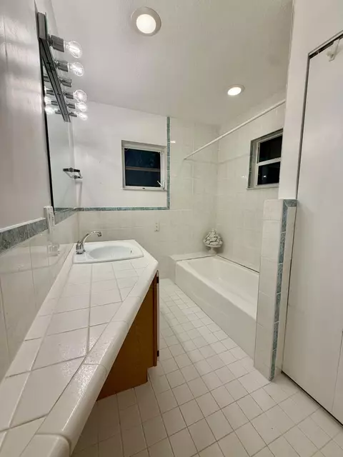 Bath - 6 Atlantic Dr, Key Largo, FL 33037 photo 3 of 6