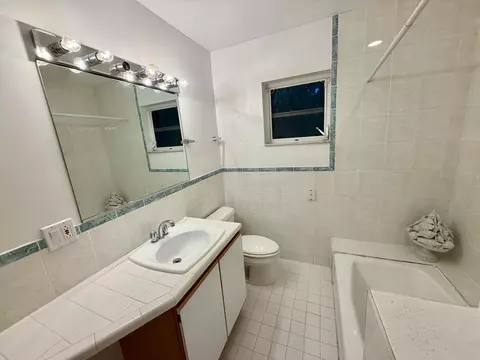 Bath - 6 Atlantic Dr, Key Largo, FL 33037 photo 4 of 6
