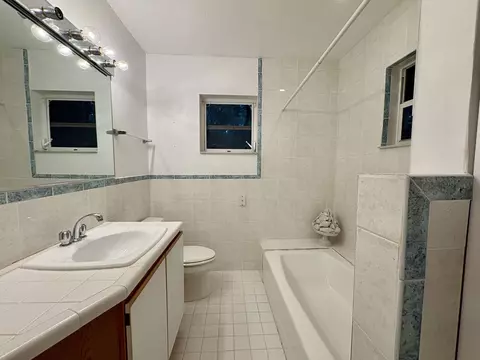 Bath - 6 Atlantic Dr, Key Largo, FL 33037 photo 2 of 6