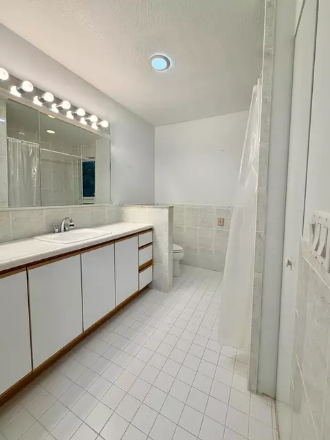 Bath - 6 Atlantic Dr, Key Largo, FL 33037 photo 5 of 6