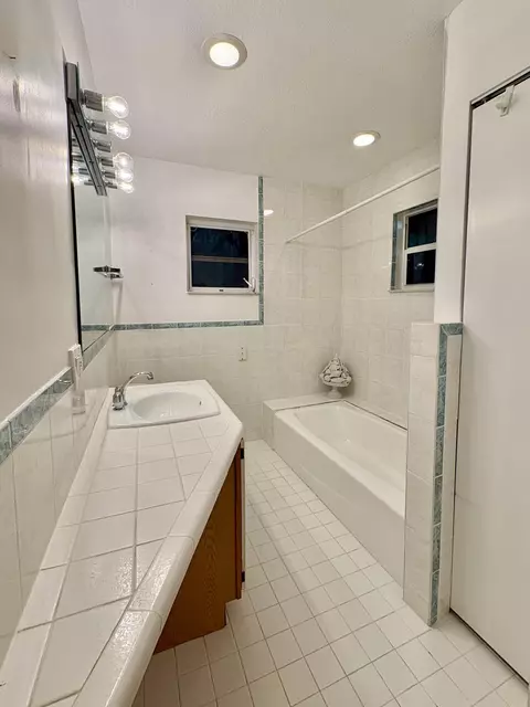 Bath - 6 Atlantic Dr, Key Largo, FL 33037 photo 1 of 6