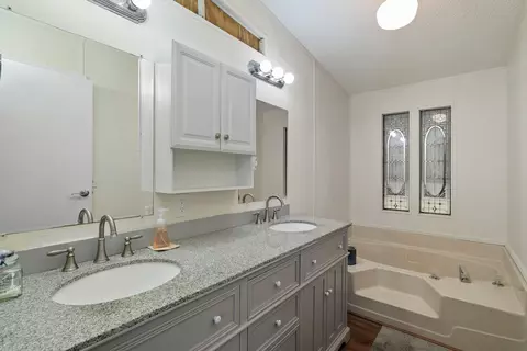Bath - 252 Oleander Dr, Key Largo, FL 33037 photo 1 of 3