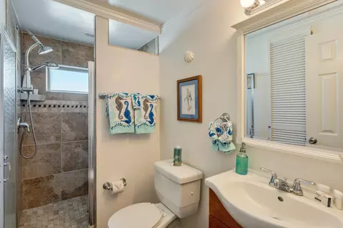 Bath - 712 26th St, Marathon, FL 33050 photo 2 of 2