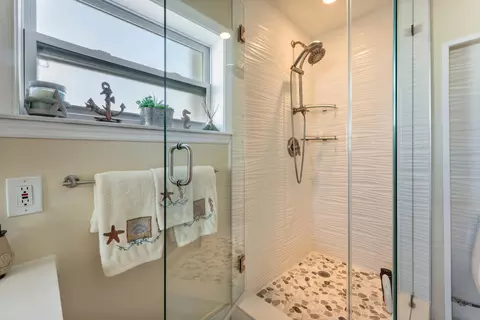 Bath - 712 26th St, Marathon, FL 33050 photo 1 of 2