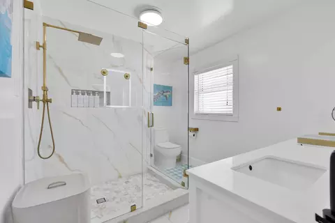 Bath - 2110 Dolphin Dr, Marathon, FL 33050 photo 2 of 3