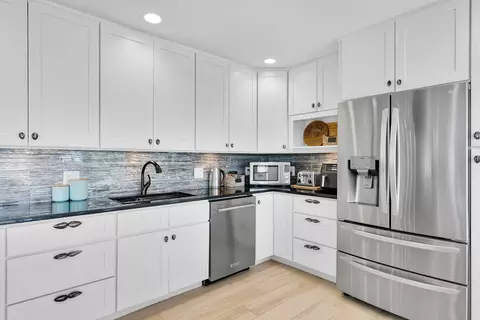 Kitchen - 2110 Dolphin Dr, Marathon, FL 33050 photo 3 of 5