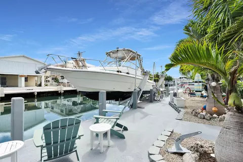 Exterior - 2110 Dolphin Dr, Marathon, FL 33050 photo 10 of 13