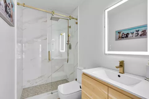 Bath - 2110 Dolphin Dr, Marathon, FL 33050 photo 1 of 3
