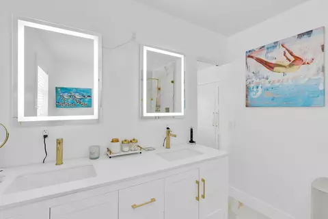 Bath - 2110 Dolphin Dr, Marathon, FL 33050 photo 3 of 3