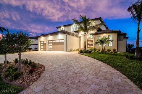 1024 Dolphin Dr, Cape Coral, FL 33904