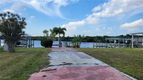 306 Shoreland Dr, Fort Myers, FL 33905
