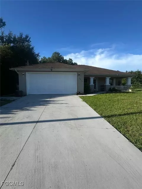 2813 52nd St W, Lehigh Acres, FL 33971