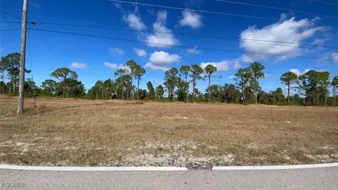 637 Wilmington Pkwy, Cape Coral, FL 33993