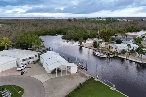 3952 Blueberry Ln, Saint James City, FL 33956