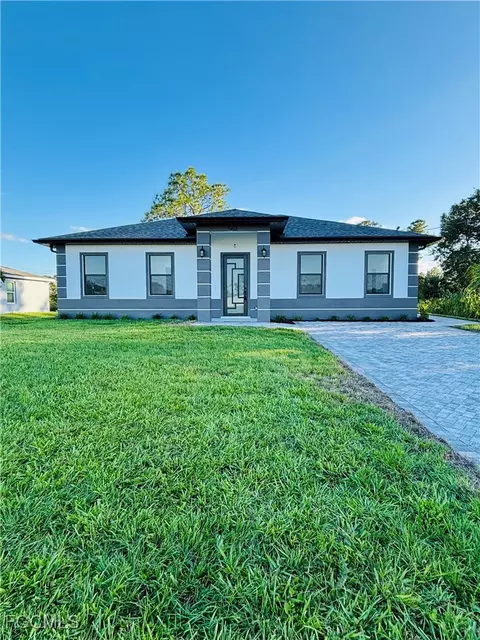 563 Oakshire Ln, Lehigh Acres, FL 33972