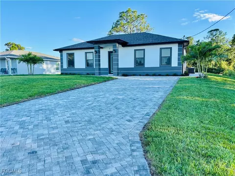 563 Oakshire Ln, Lehigh Acres, FL 33972