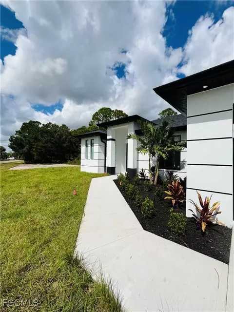 863 Haskell St E, Lehigh Acres, FL 33974 photo 4