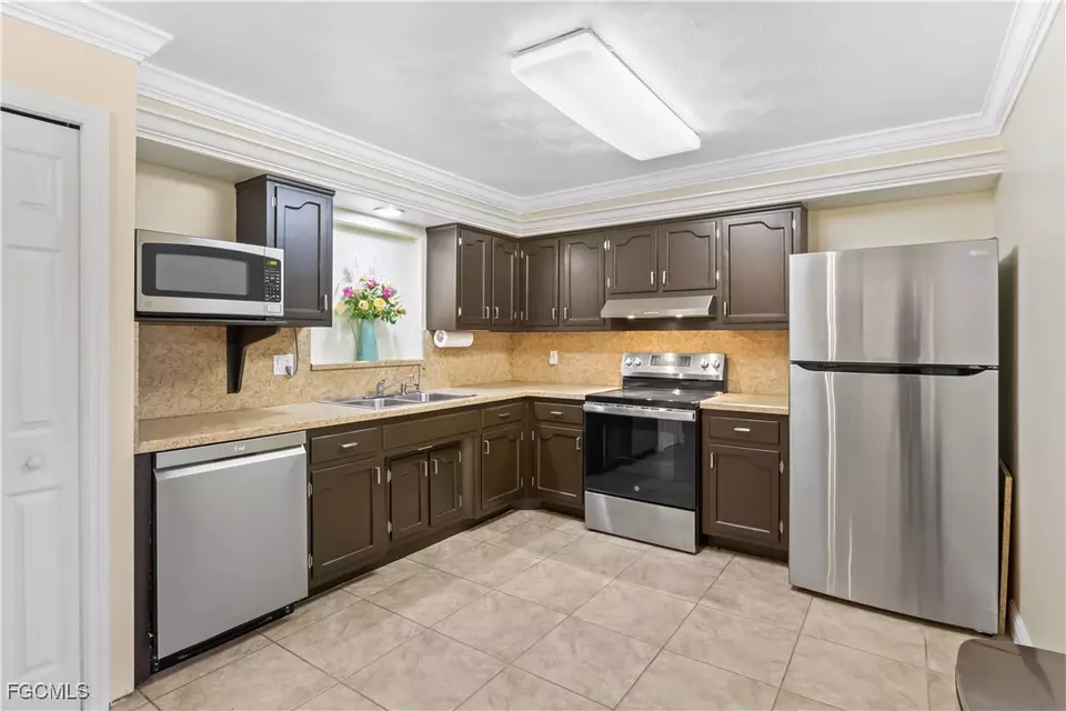 Kitchen - 2248 Ephraim Ave, Fort Myers, FL 33907 photo 2 of 3
