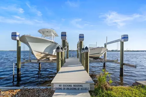 2504 Bayshore Dr, Matlacha, FL 33993