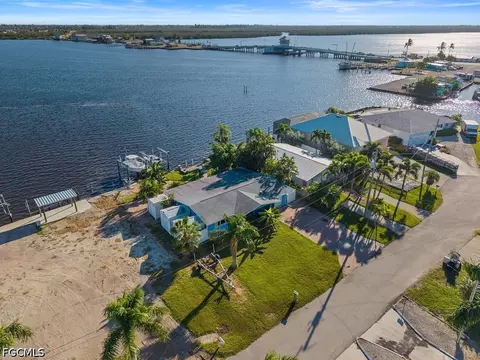 2504 Bayshore Dr, Matlacha, FL 33993