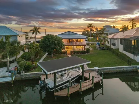 3660 San Carlos Dr, Saint James City, FL 33956