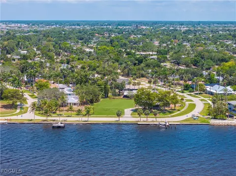 6105 W Riverside Dr, Fort Myers, FL 33919