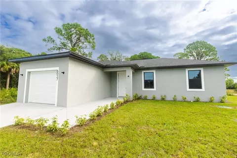 Exterior - 6027 Pecan Cir, Labelle, FL 33935 photo 2 of 8