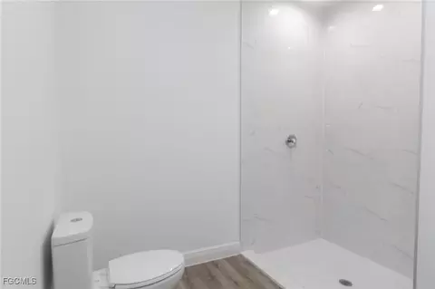 Bath - 6027 Pecan Cir, Labelle, FL 33935 photo 5 of 6