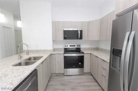 Kitchen - 6027 Pecan Cir, Labelle, FL 33935 photo 6 of 8