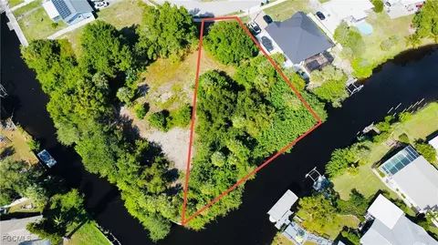 935 Iris Dr, North Fort Myers, FL 33903