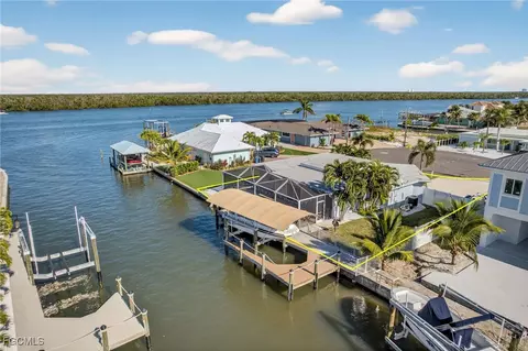 467 Madison Ct, Fort Myers Beach, FL 33931