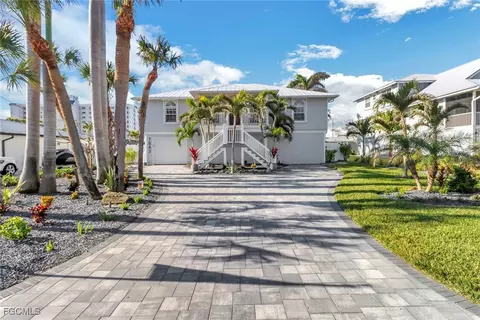 7842 Buccaneer Dr, Fort Myers Beach, FL 33931