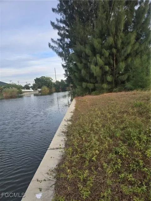125 SW 28th Ter, Cape Coral, FL 33914