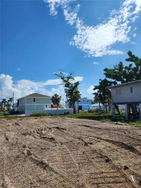 7910 Buccaneer Dr, Fort Myers Beach, FL 33931