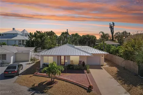 210 Hibiscus Dr, Fort Myers Beach, FL 33931