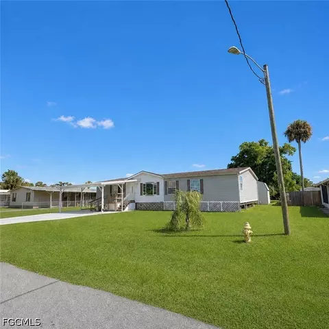 7607 Peyraud Dr, North Fort Myers, FL 33917