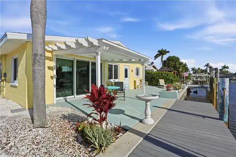 2607 Bayshore Dr, Matlacha, FL 33993