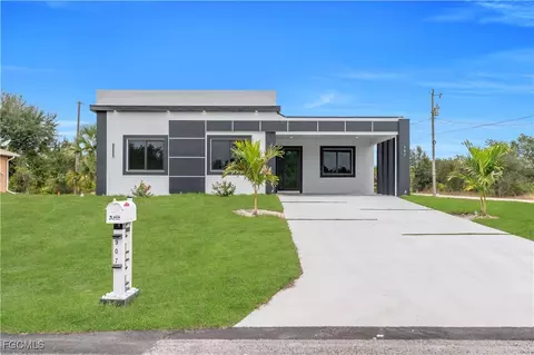 907 E 9th St, Lehigh Acres, FL 33972