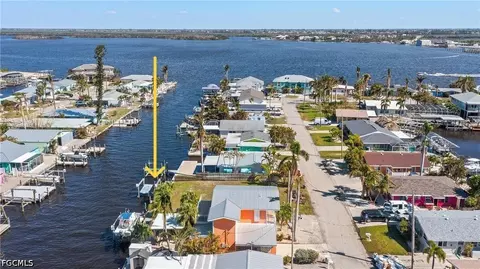2596 Bayshore Dr, Matlacha, FL 33993