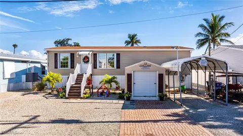 2862 York Rd, Saint James City, FL 33956