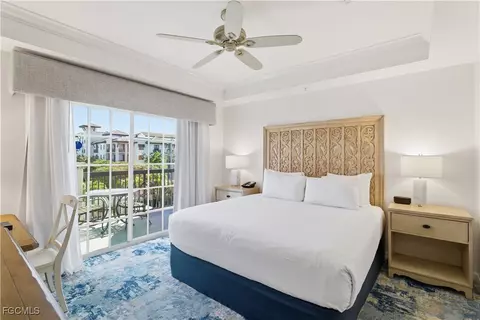 221 9th St S #403, Naples, FL 34102